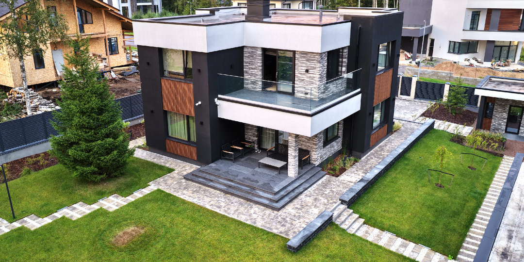 Отделка фасада дома из газобетона: что выбрать в 2025 году