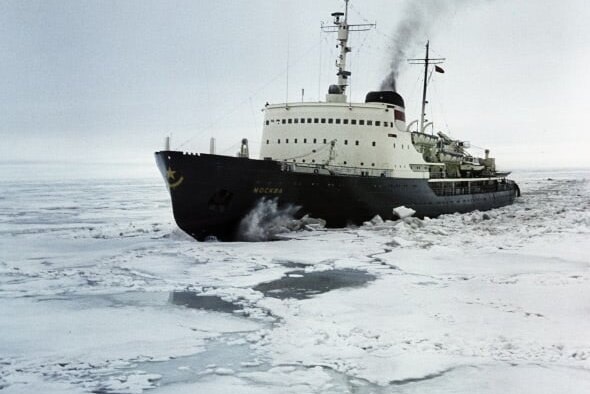     2000 китов спас советский ледокол, играя им музыку во льдах Чукотки