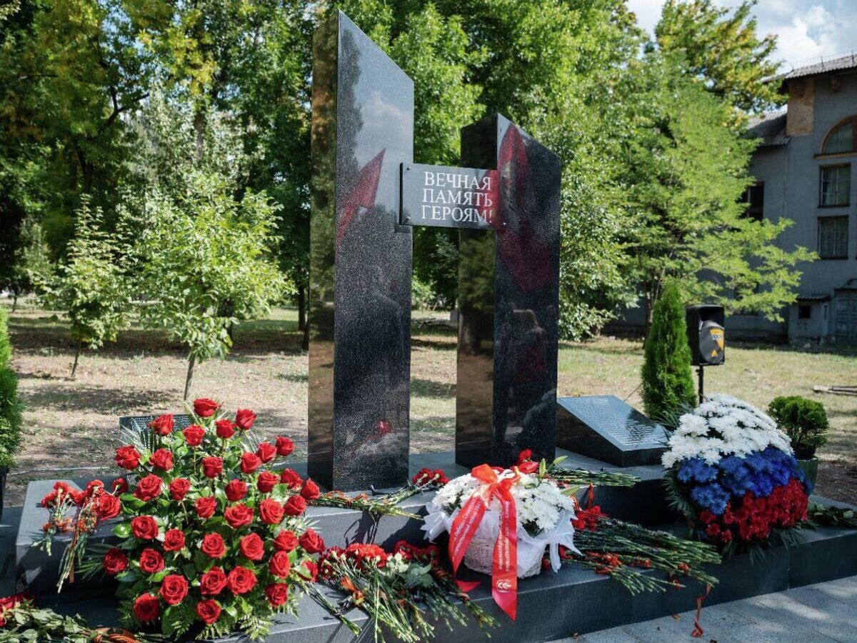    Мемориал погибшим студентам и сотрудникам Донбасской национальной академии строительства и архитектуры в Макеевке© Фото : ДОННАСА — филиал НИУ МГСУ (МИСИ)/telegram
