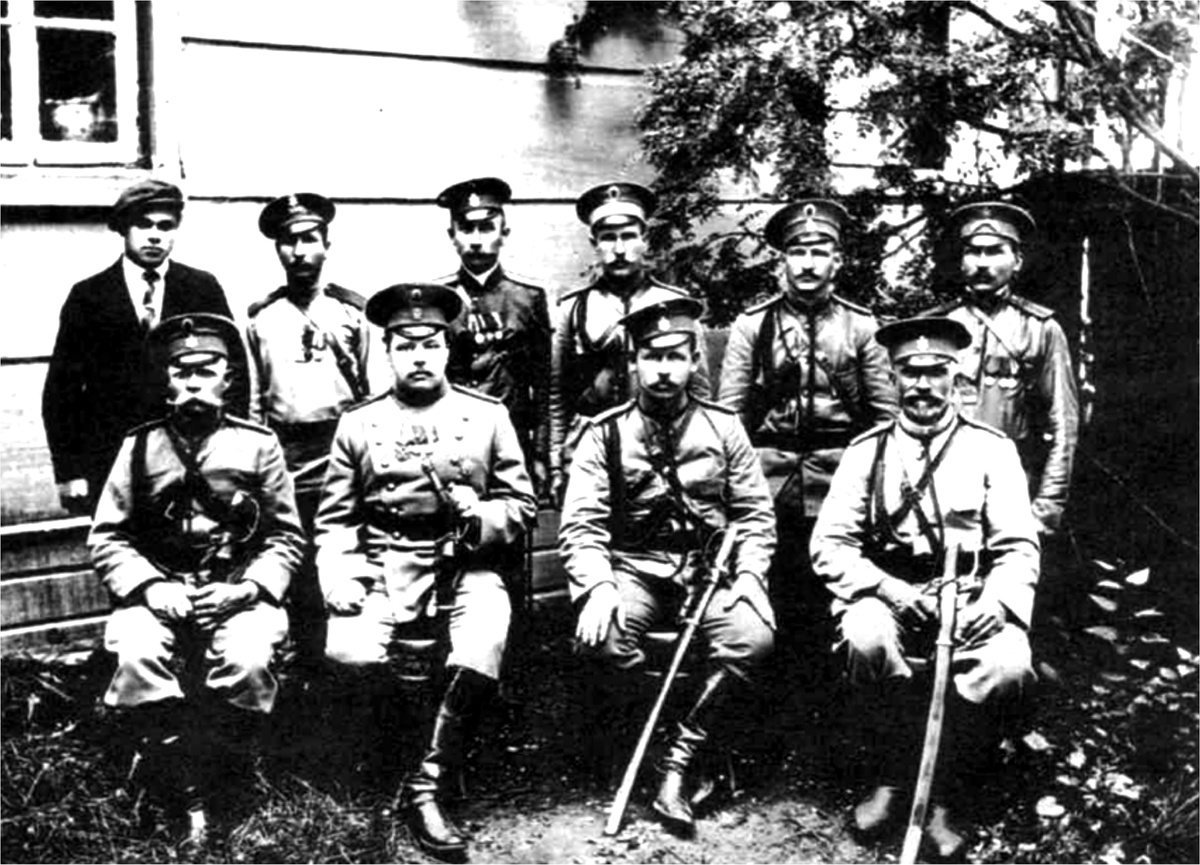 1910 г. Нижние чины полиции (за исключением штатского) одного из уездов Курской губернии. На фото запечатлены полицейские урядники и два стражника (у последних на околыше бронзовые «ленты»)