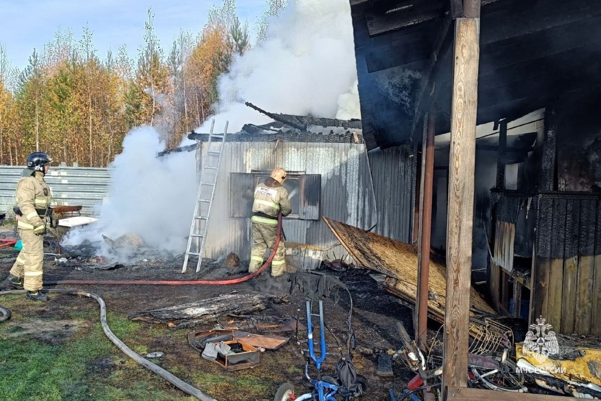    В Югорске горели два строения на одном участке