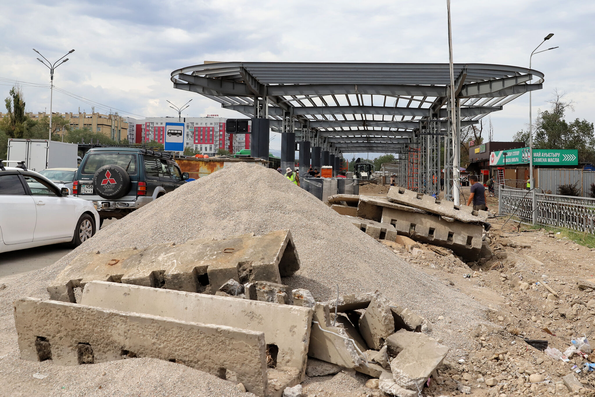 Вот так идет сегодня строительство BRT в Алматы. Фото: газета «Время»
