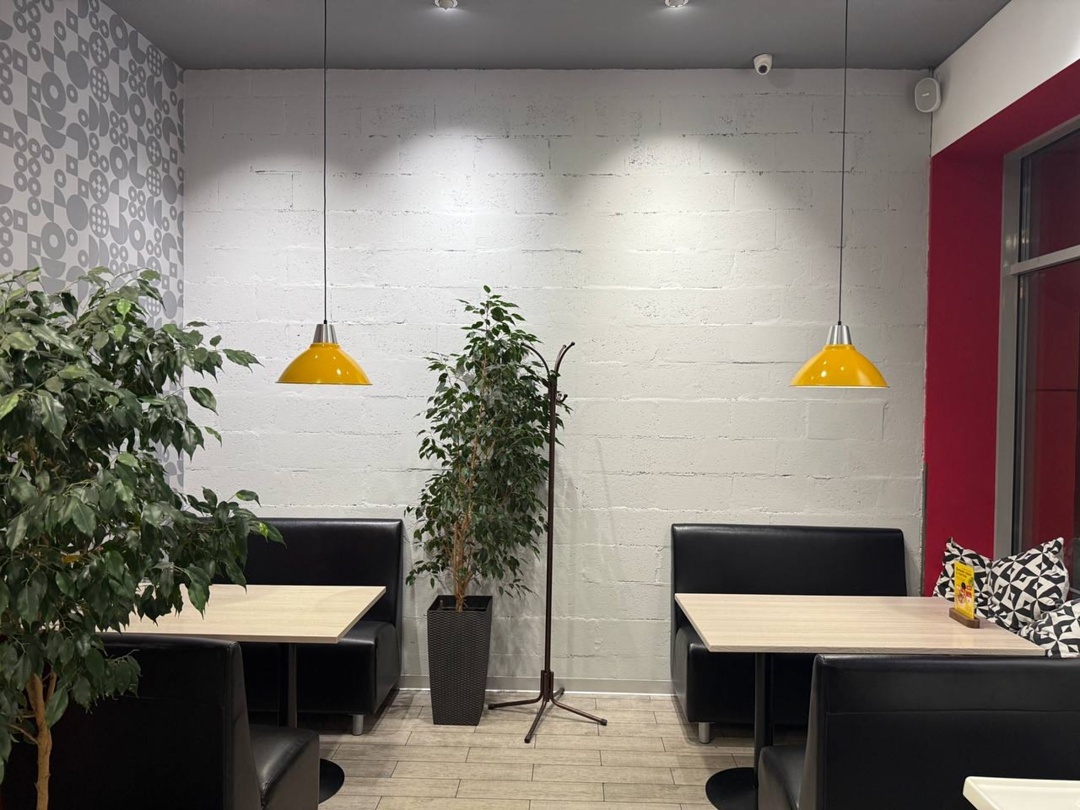 В зале кафе на Ворошилова, 12