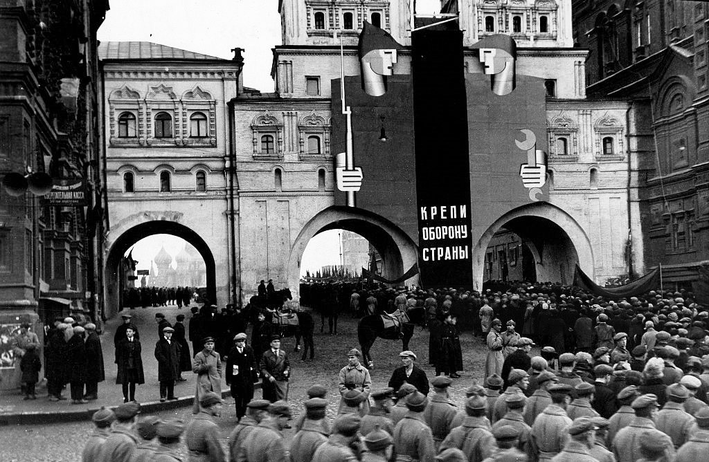 Парад Пятнадцатой Годовщины Октября, 1932 год. фото из rg.ru