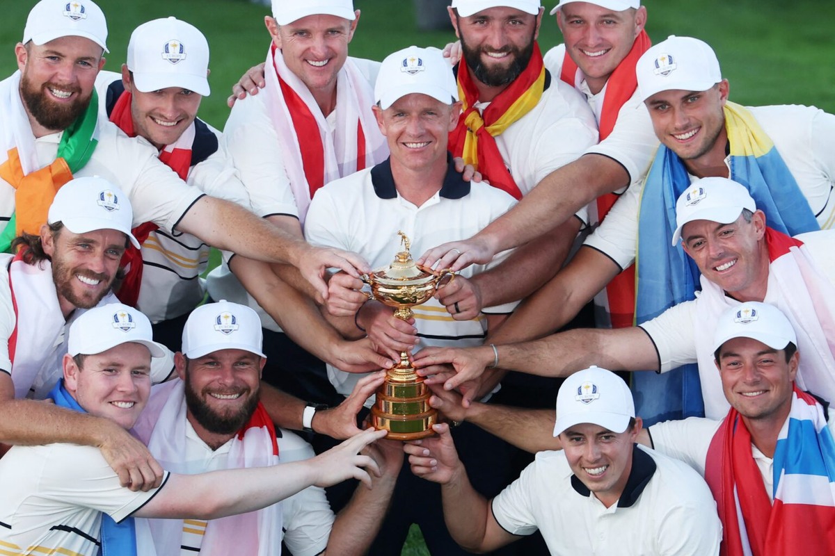    FARMINGDALE, NEW YORK - SEPTEMBER 28: Captain Luke Donald, Shane Lowry, Rasmus Hojgaard, Justin Rose, Jon Rahm, Sepp Straka, Ludvig Aberg, Rory McIlroy, Viktor Hovland, Matt Fitzpatrick, Tommy Fleetwood, Robert MacIntyre and Tyrrell Hatton of Team Europe hold the Ryder Cup trophy after their 15-13 win over Team United States during the Sunday singles matches of the 2025 Ryder Cup at Black Course at Bethpage State Park Golf Course on September 28, 2025 in Farmingdale, New York. Jamie Squire/Getty Images/AFP (Photo by JAMIE SQUIRE / GETTY IMAGES NORTH AMERICA / Getty Images via AFP)