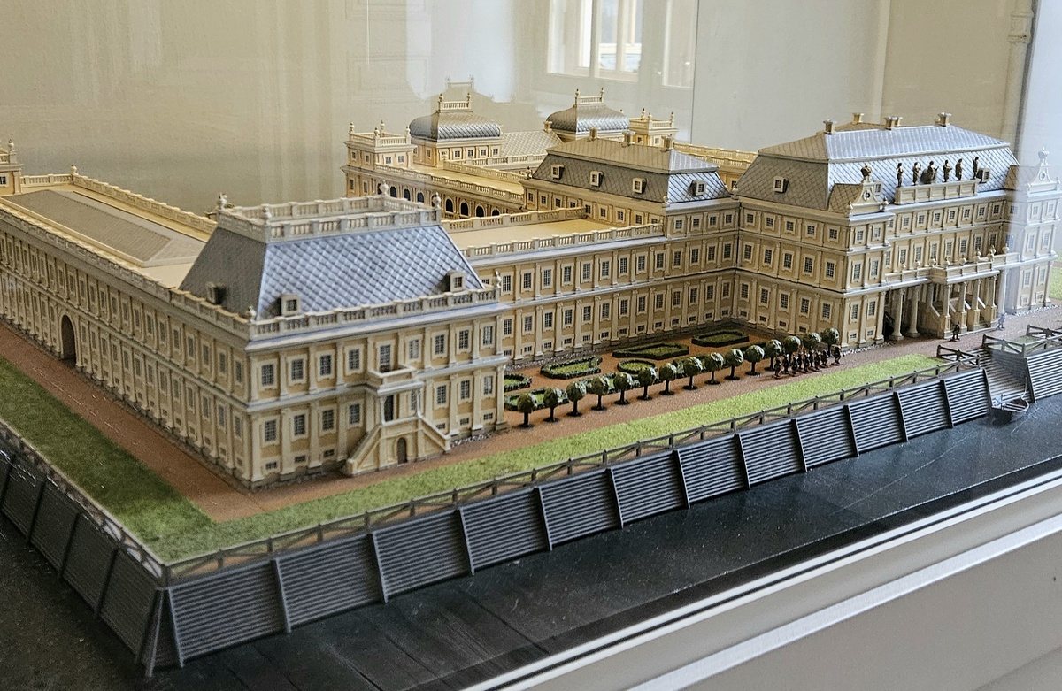 Макет Дворца Меншикова на 1725 г. в масштабе 1:125. Размер 46х144х110 см.
