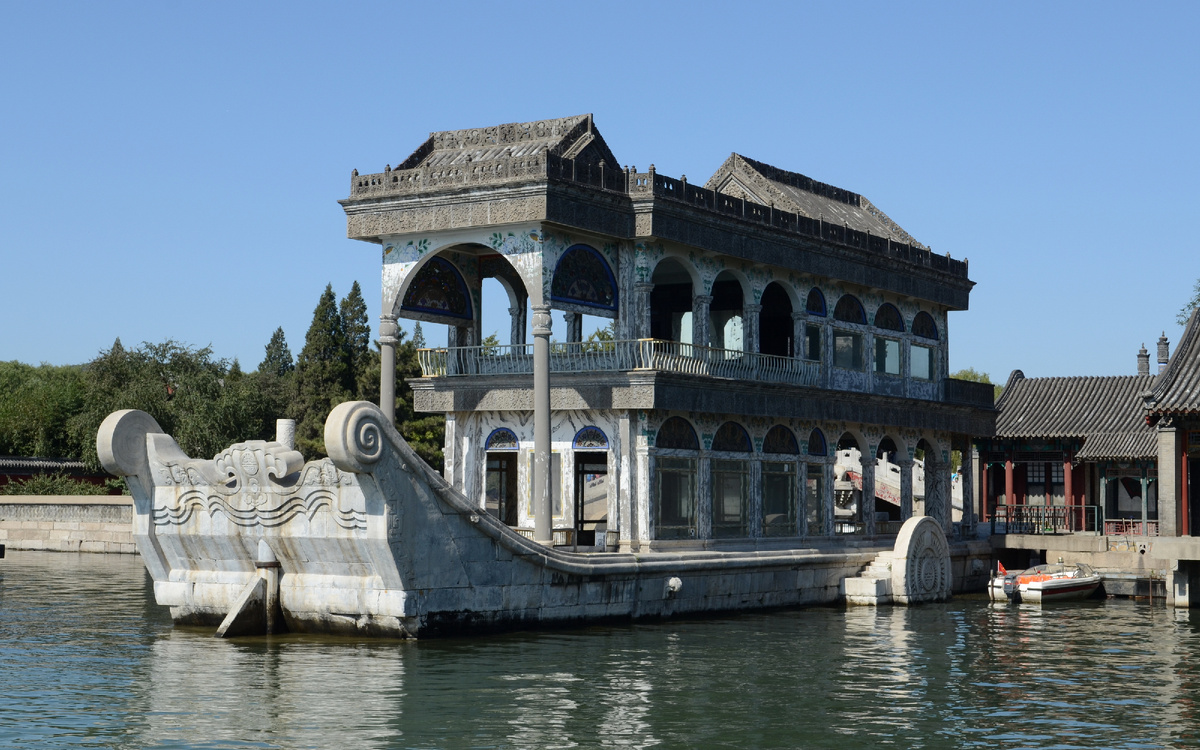 Это архитектурное сооружение выполнено в форме лодки и построено из мрамора, что делает его особенно впечатляющим. Длина павильона составляет 36 метров.