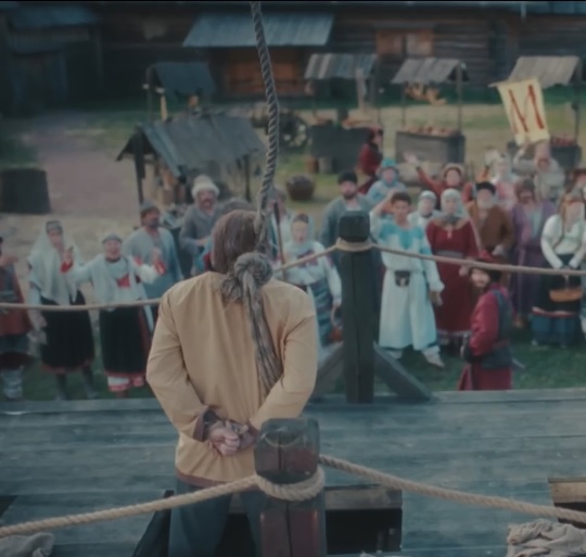 Хотя Колпахчиев так снял, что сразу понятно: не висит наш Белогор, а стоит на чем-то. А держится он на той веревочке, что у него подмышкой, и на невидимой леске. Но благодаря съемке Колпахчиева все зрители теперь уверены, что Белогор тоже летать умеет, как недавно описанный кабан.