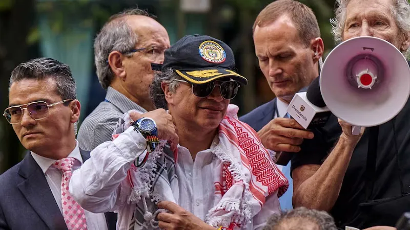 Президент Густаво Петро на демонстрации по поддержке Палестины у штаб-квартиры ООН
Фото:
Reuters / Bing Guan Bing Guan