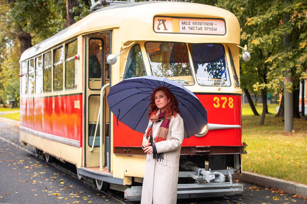 Осенний образ Анастасия на фоне Татры и золотой Москвы.