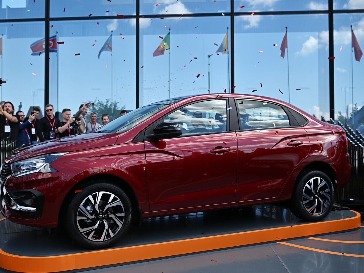   Презентация новой модели Lada Iskra на ПМЭФ-2024© РИА Новости / Сергей Бобылев