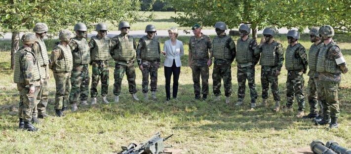 Урсула фон дер Ляйен в пехотной школе Федеральных вооруженных сил Германии