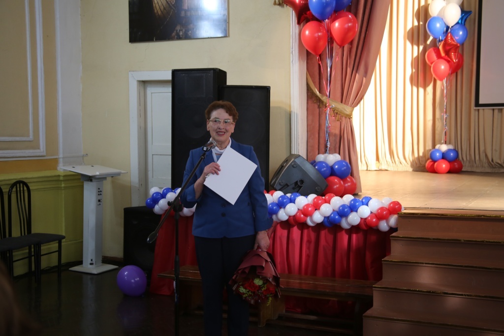 Тверской депутат Екатерина Глебова поздравила с юбилеем старейшую школу города