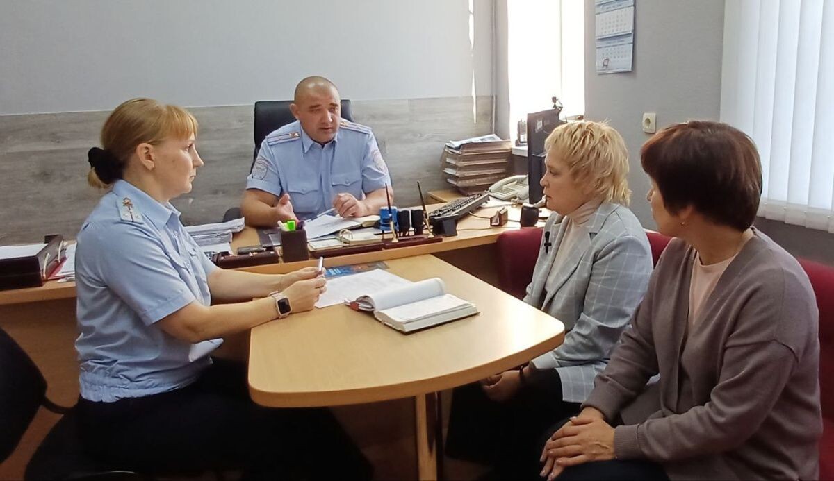     Беседа по вопросам безопасности ДД Источник: ОМВД по ЧГО Автор фото: Отдел МВД по ЧГО