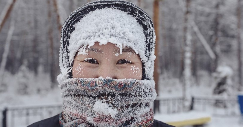 Жизнь в Якутске при -50°C: почему местные не носят шапки и зачем закапывают машины в землю