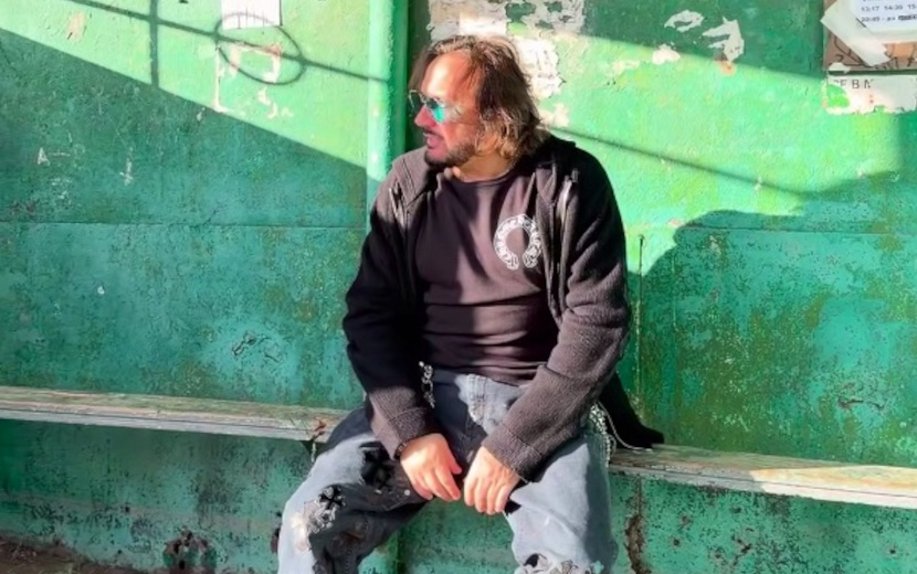  Стас Михайлов ждет автобус на Воложке в Ижевске. Фото: соцсети Бориса Рубиновского