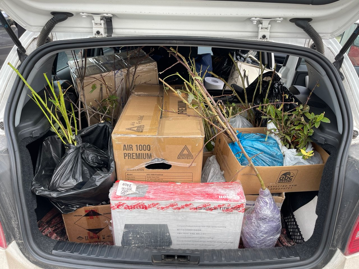 Вместе с растюхами в машину вошел только комп, остальное поехало ТК