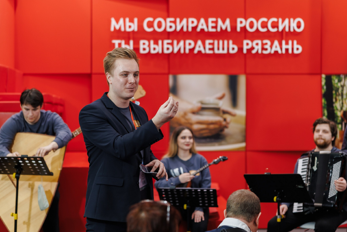 В год 130-летия Сергея Есенина директор музея Вячеслав Журавлёв и солисты ансамбля «Есенин-квартет» приглашают в Константиново посетителей выставки MITT