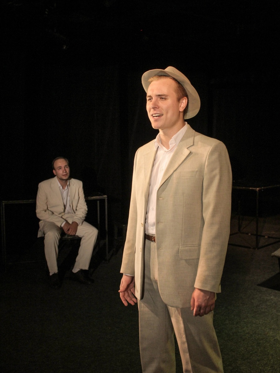 – У актеров всегда спрашивают: «Кого бы ты хотел сыграть?» Уже в 14 лет я с уверенностью ответил бы: «Конечно, Есенина!» Почему Есенина? Потому что это роль, переворачивающая всё мое нутро вверх тормашками, «наматывающая мне кишки на кулак». А еще Есенин всегда актуален. Как там звучит ставшая безумно попсовая фраза?
– После стольких лет?
– Всегда.
На фотографии Вячеслав Журавлев в роли молодого Есенина в спектакле «Есенин-страна» театра «Переход»