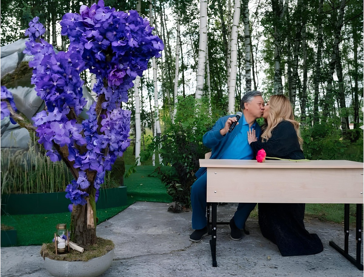    Сергей Цой подарил супруге минивэн в честь коралловой свадьбы