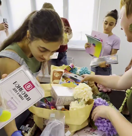 Vituss привез канцелярию в «Синюю птицу» (Источник: https://www.youtube.com/@Vitus_Britva)