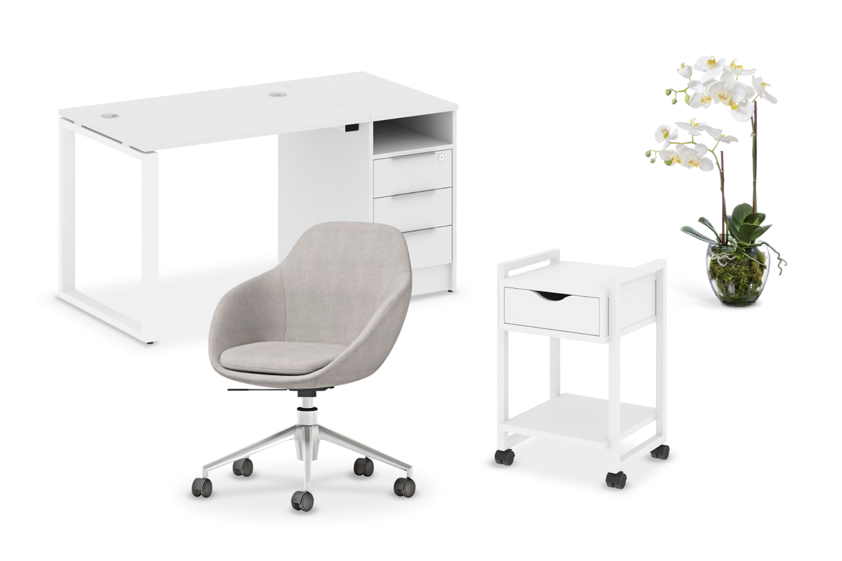 Комплект в светлых тонах из каталога «Экспресс Офиса» смотрится минималистично и современно. С искусственной орхидеей сет выглядит не «офисно-сухо», а почти как часть интерьера из Pinterest.