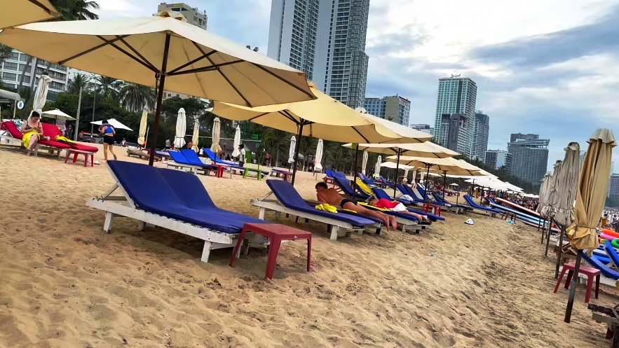 Шезлонги на центральном пляже Нячанга