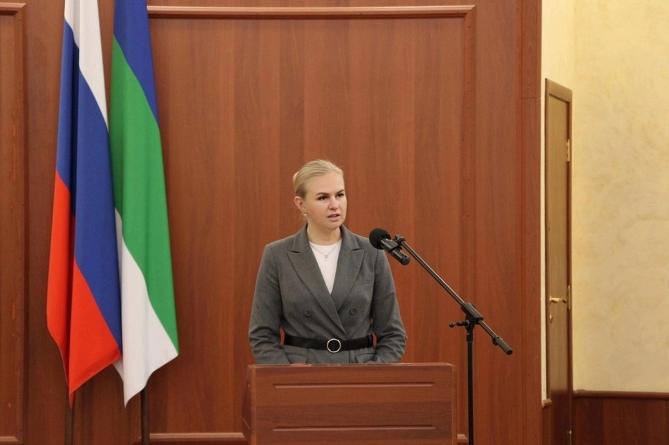    Единоросс Екатерина Грибкова получила мандат члена Совета Федерации.