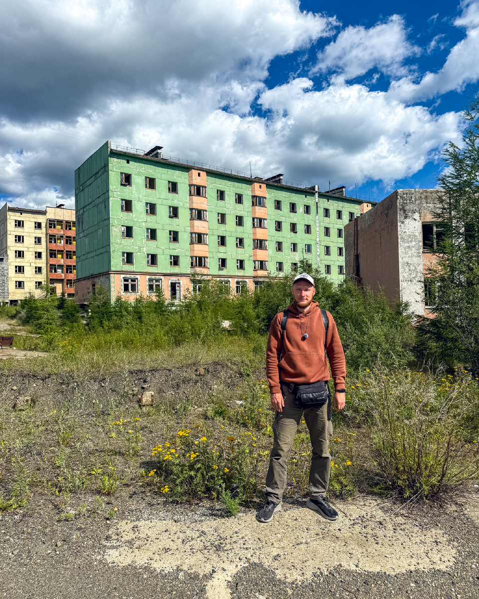 На фоне пятиэтажек