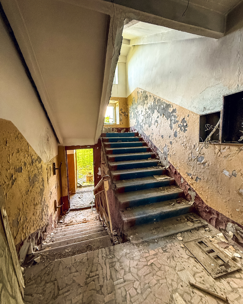 Подъезд когда-то жилого дома