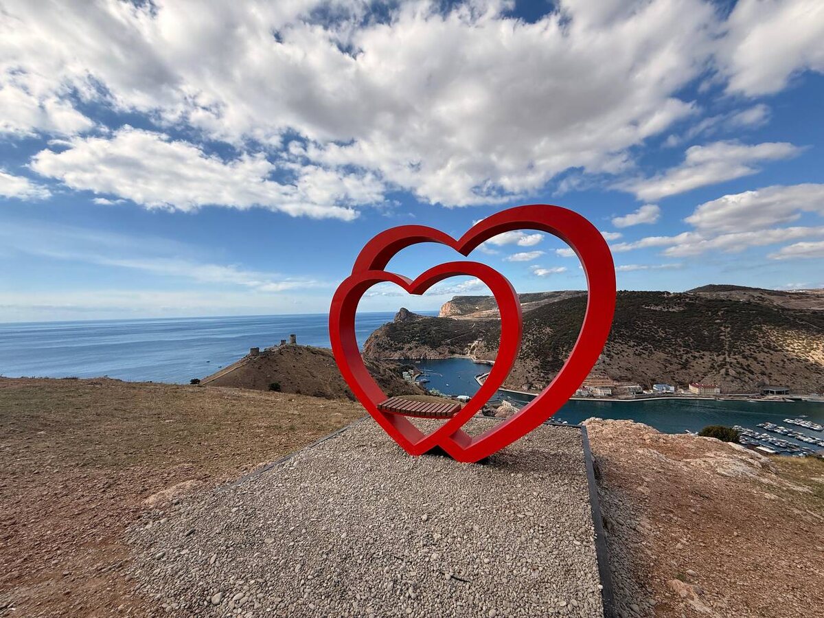 Романтическая фотозона в Балаклаве
Фото Евгения Иванова