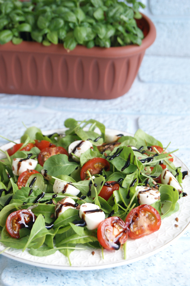 Фото автора. Салат из рукколы, моцареллы и томатов.