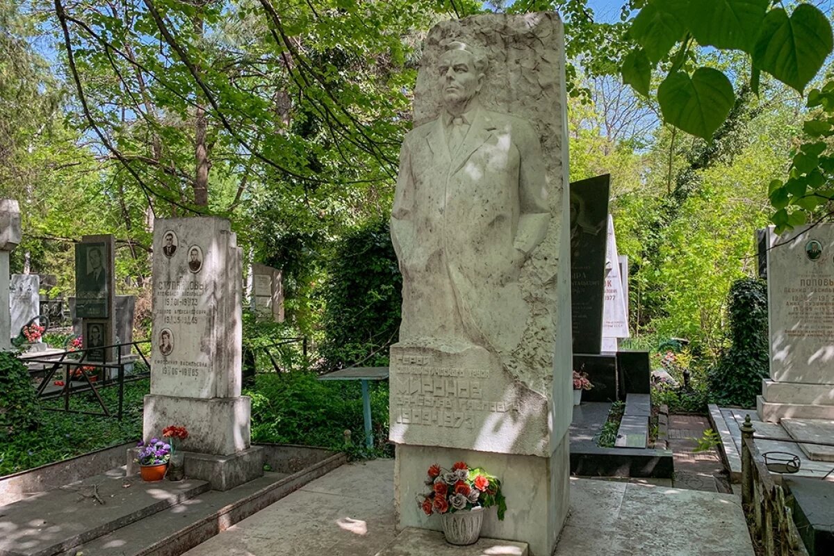    Новая старая могила.