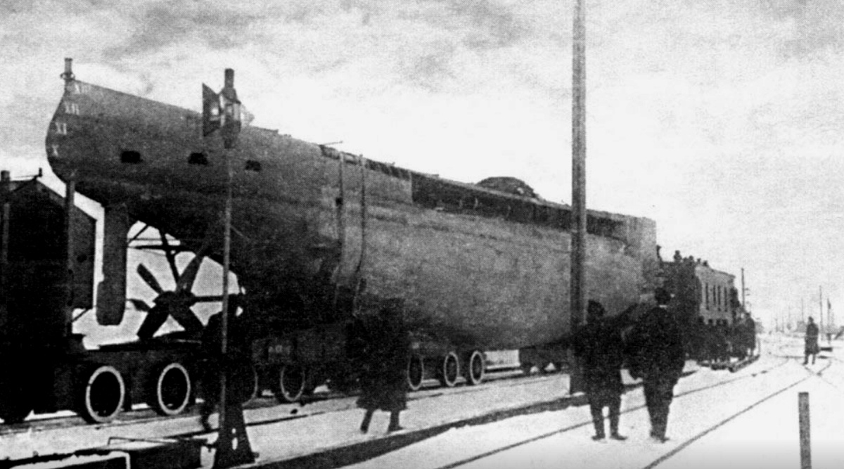 Подводная лодка "Скат" на ж/д платформе Путиловского завода
