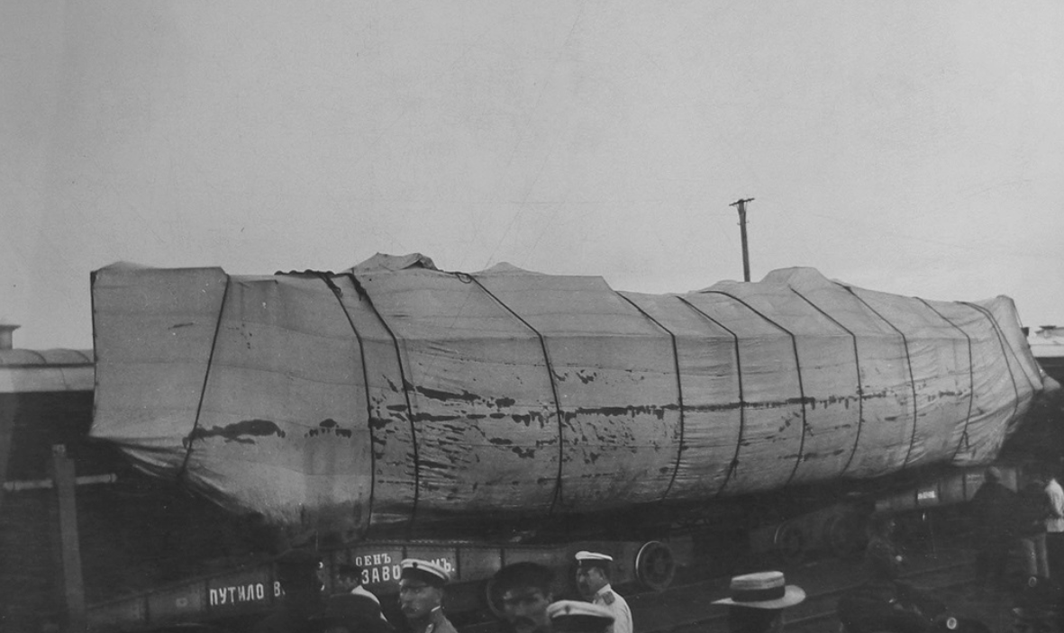 Подводная лодка "Касатка" на ж/д платформе