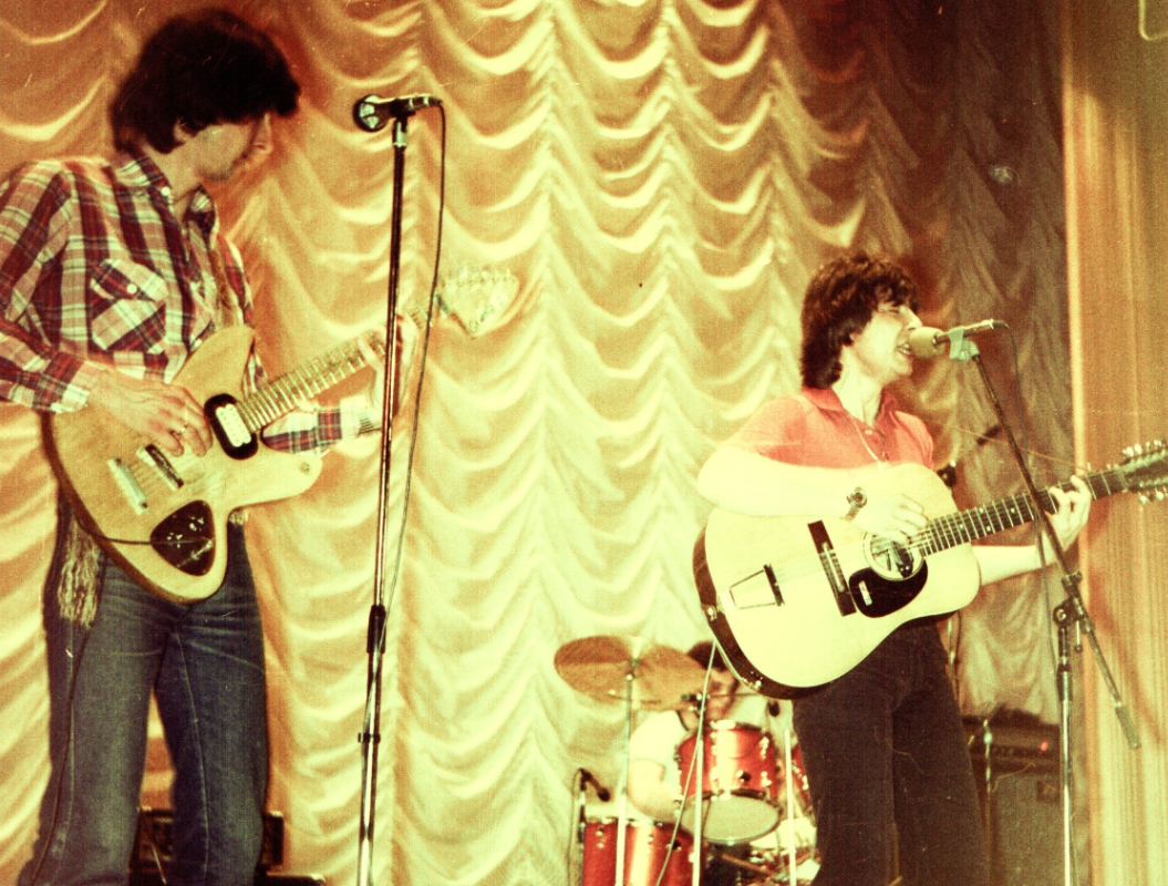 Один из немногих концертов группы с участием нашего героя и Алексея Романова