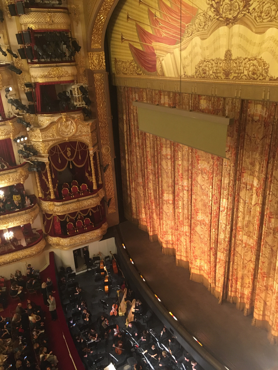 Вид на историческую сцену Большого театра из ложи третьего яруса
