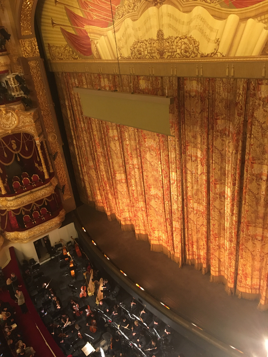 Вид на историческую сцену Большого театра из ложи третьего яруса