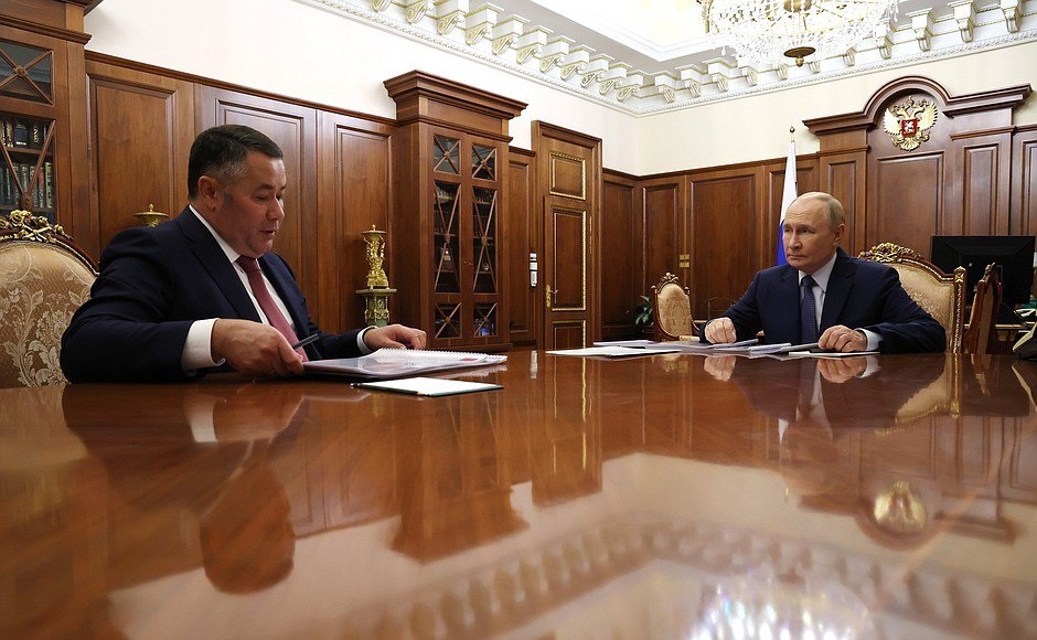 Президент России В. Путин и новый его представитель в Северо-Западном федеральном округе И. Руденя. 