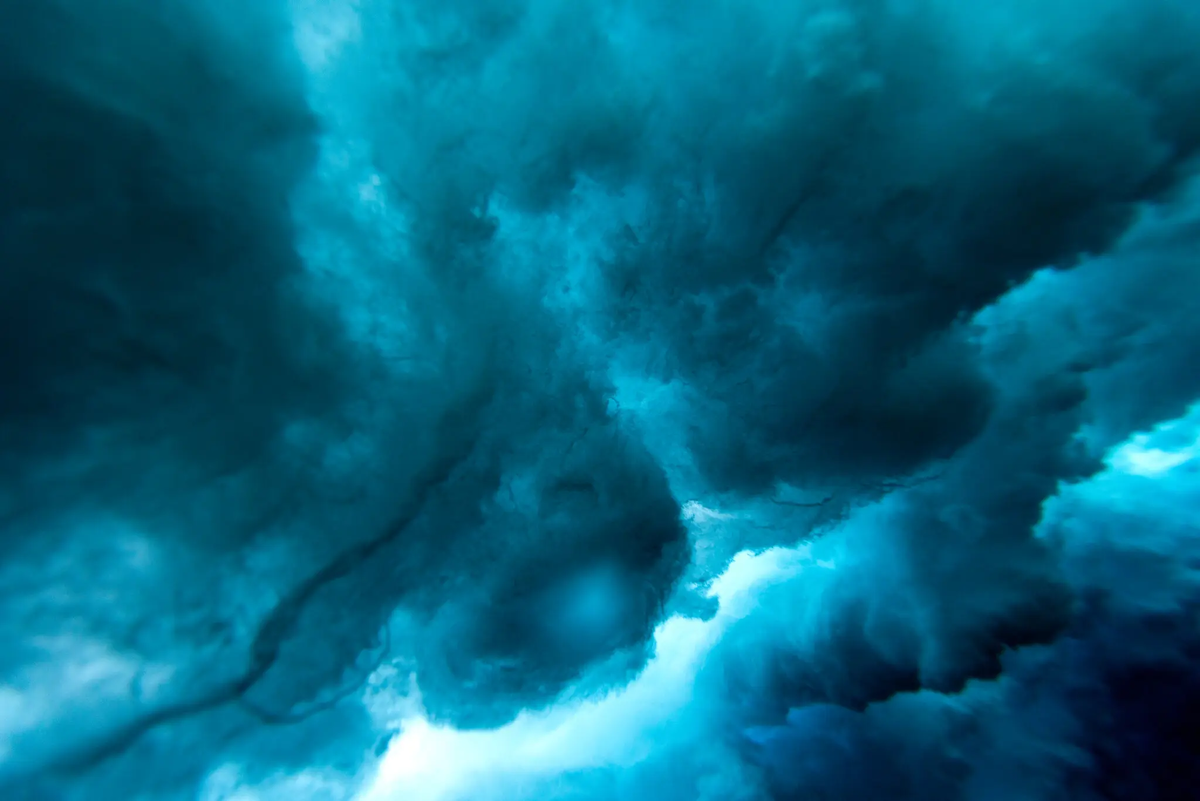 Вид на волны, разбивающиеся о риф во Французской Полинезии из глубины, Фото: Шон М. Хаффи/Getty Images