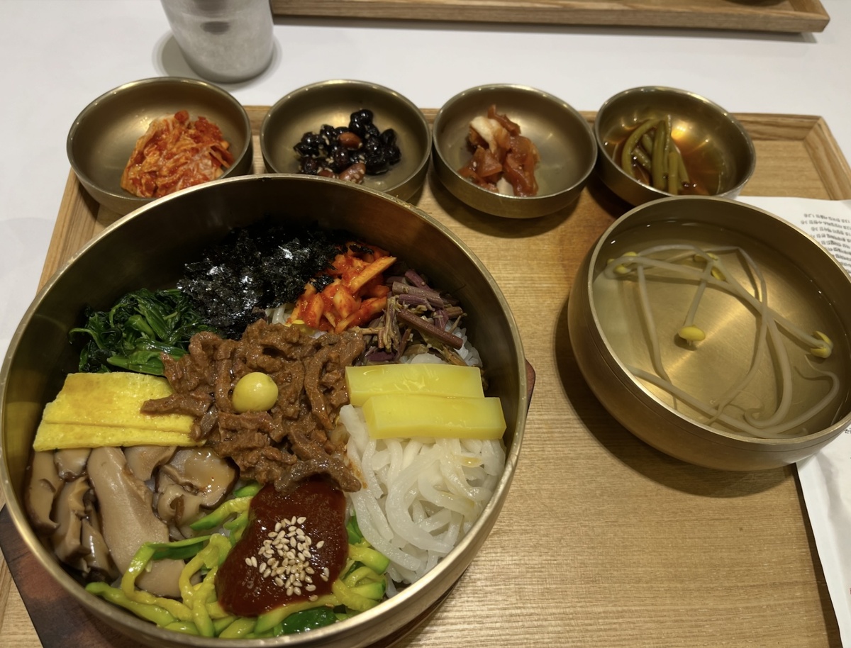 비빔밥 - рис, смешанный с овощами с острой пастой 고추장