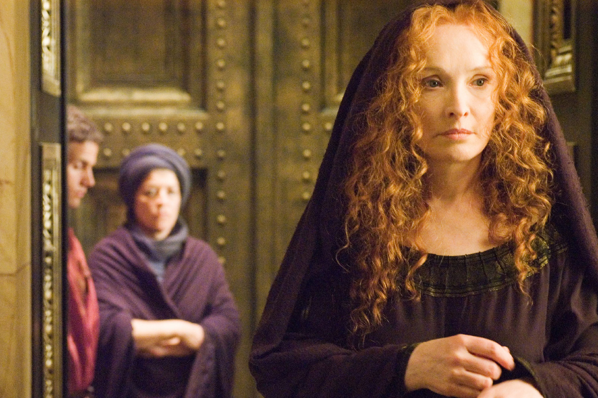 В роли Сервилии Старшей - Линдси Дункан, шотландская актриса театра и кино. Сериал «РИМ», 2005-2007 годы. 