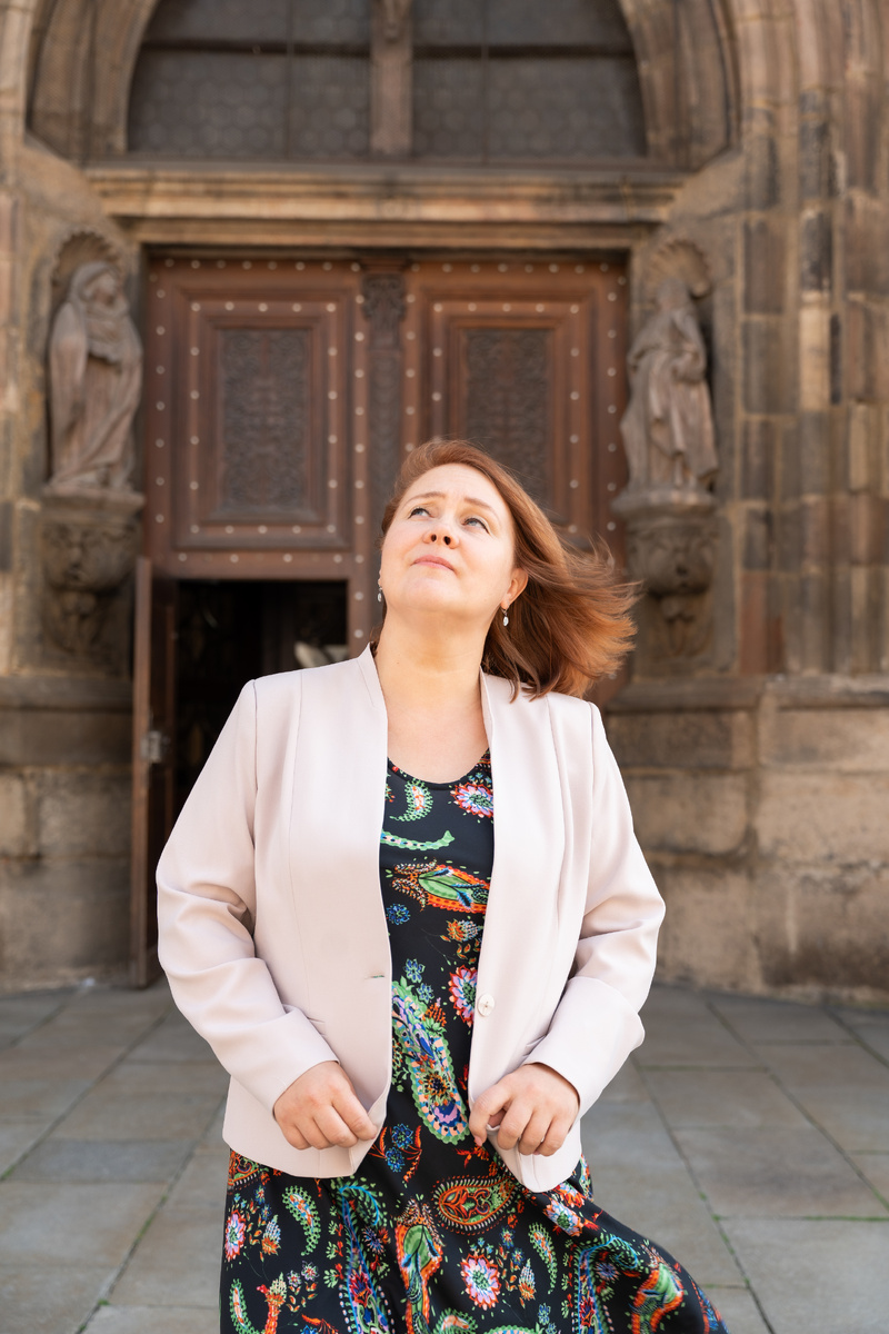 вот - мечтающая Маша на фоне готического костела))