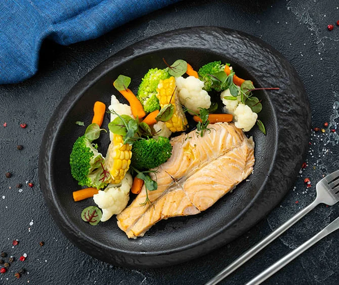 В блюде "Лосось с овощами" дарит нам не только нежный вкус, но и около 20–22 граммов белка на 100 граммов / Изображение: AlphaChef