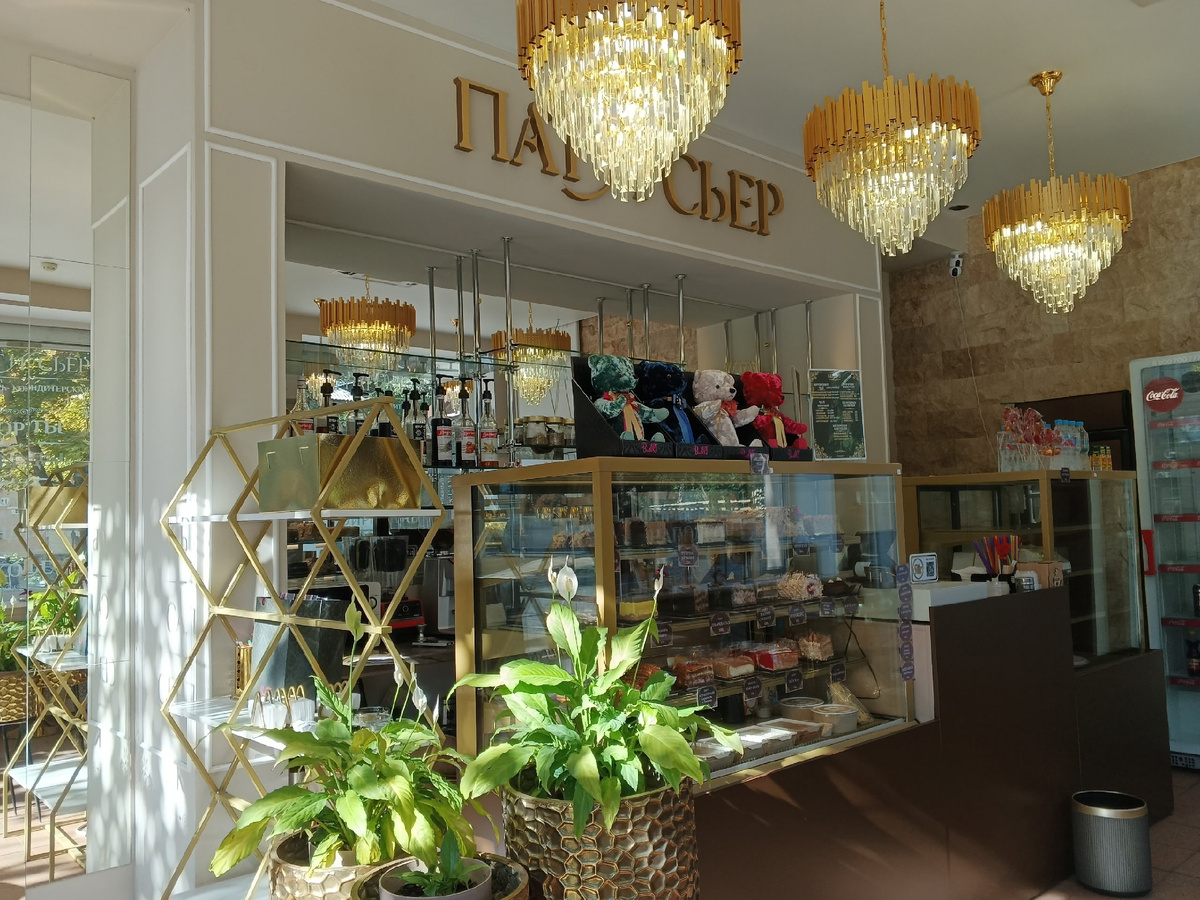 Витрины с товаром. Фото Галины Малышевой.