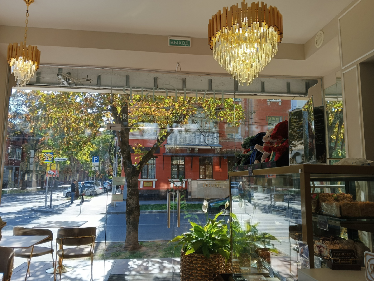 В огромное витринное окно видна улица. Фото Галины Малышевой.
