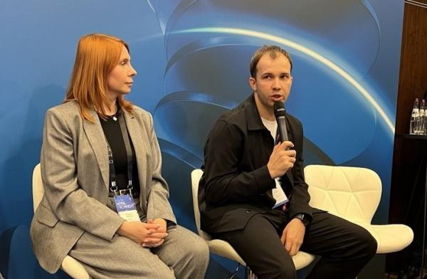 На фо­то спра­ва: кор­по­ратив­ный ар­хи­тек­тор де­пар­та­мен­та ин­фор­ма­цион­ных тех­но­логий ГК ФСК Алек­сей Ти­тов (фо­то ComNews)