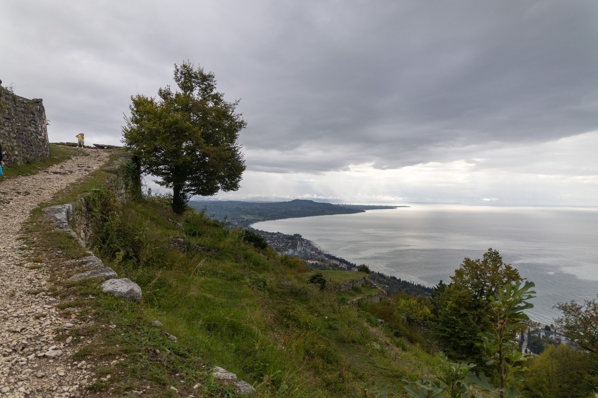 Вид с вершины Иверской горы. Фото Елены Немцевой, опубликовано с разрешения автора. Абхазия-2025