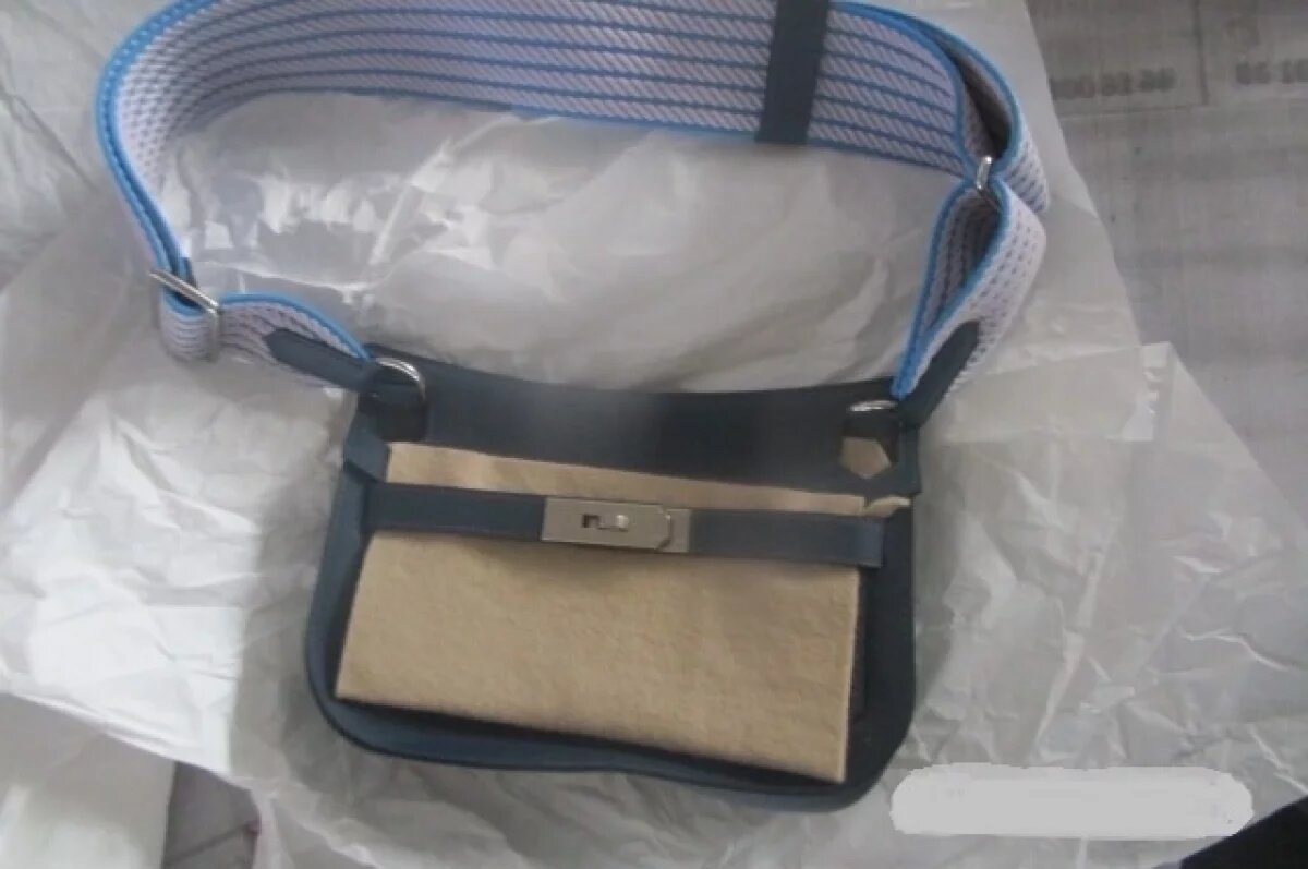    Псковские таможенники пресекли ввоз люксовой сумки за 700 тысяч рублей