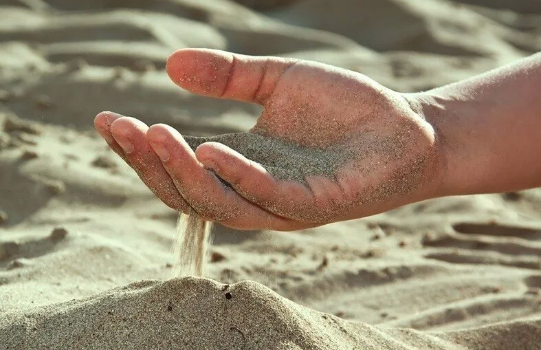 Иногда нужно просто отпустить. То, что уходит без усилий — твоего и не было.